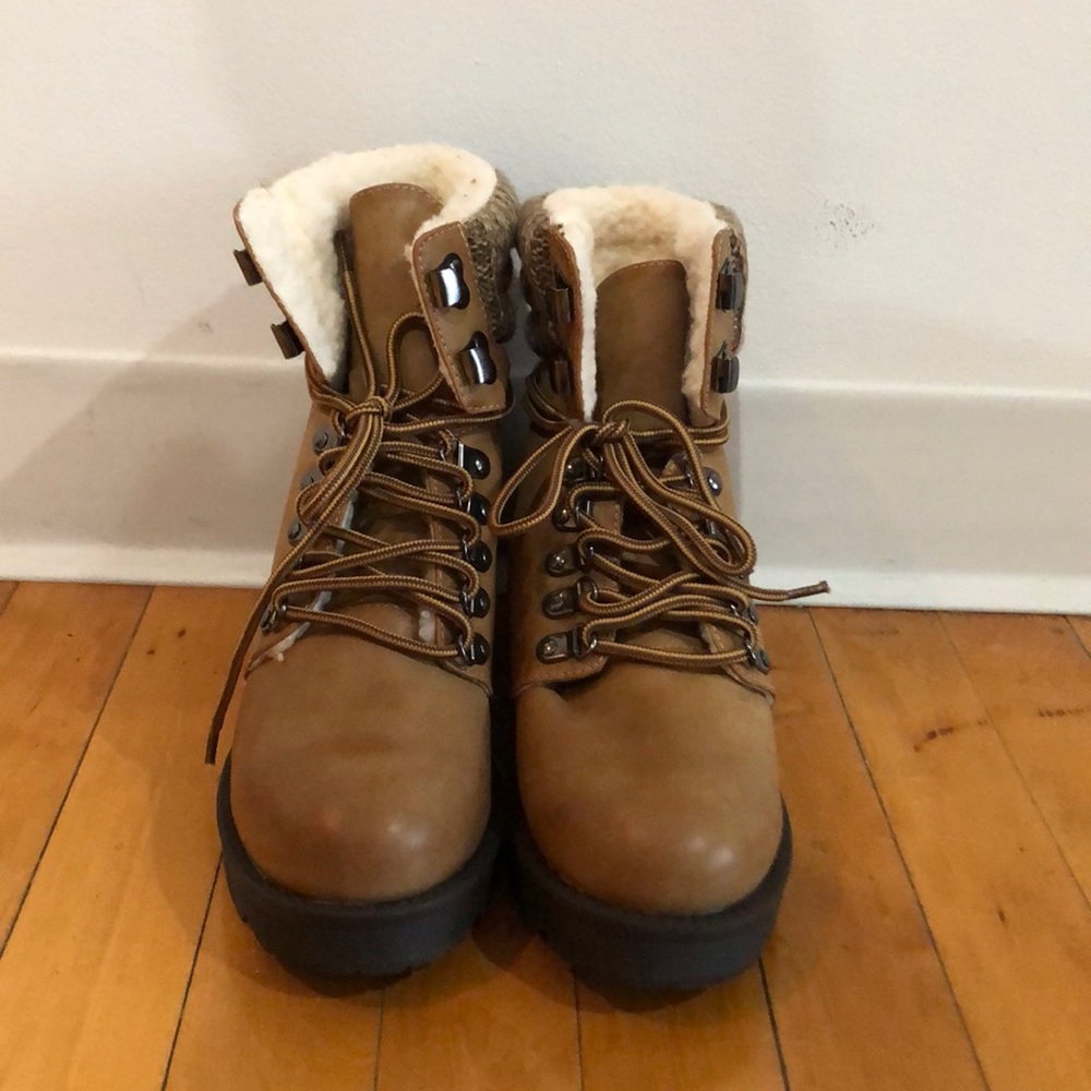 Never worn women’s winter boots
